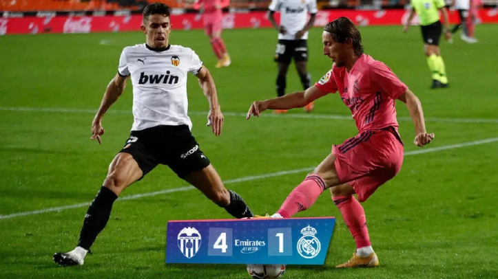  多特蒙德门将乌龙葬送平局