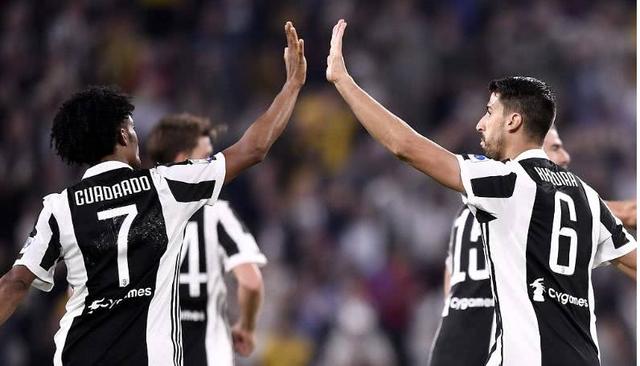  尤文防线，低级失误送关键三分  